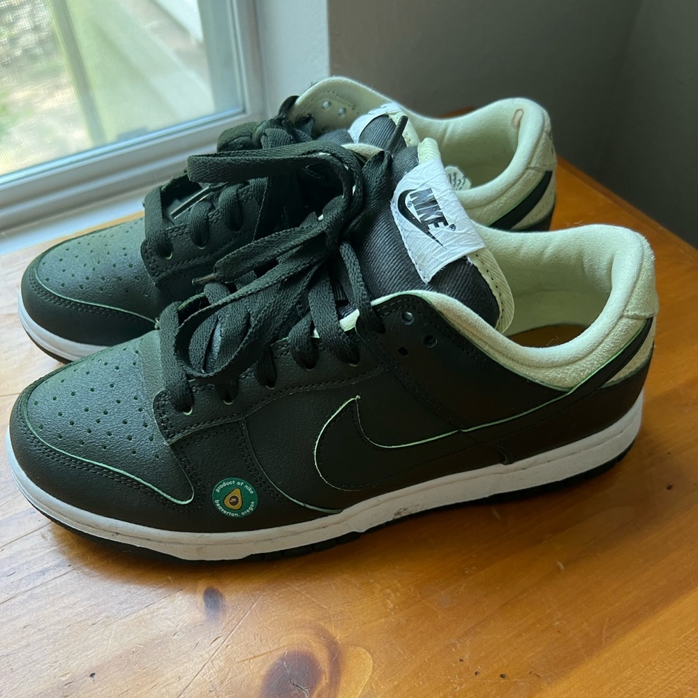 ✨LIMITED ADDITION✨
Avocado Nike Dunk Low with included shopping tote